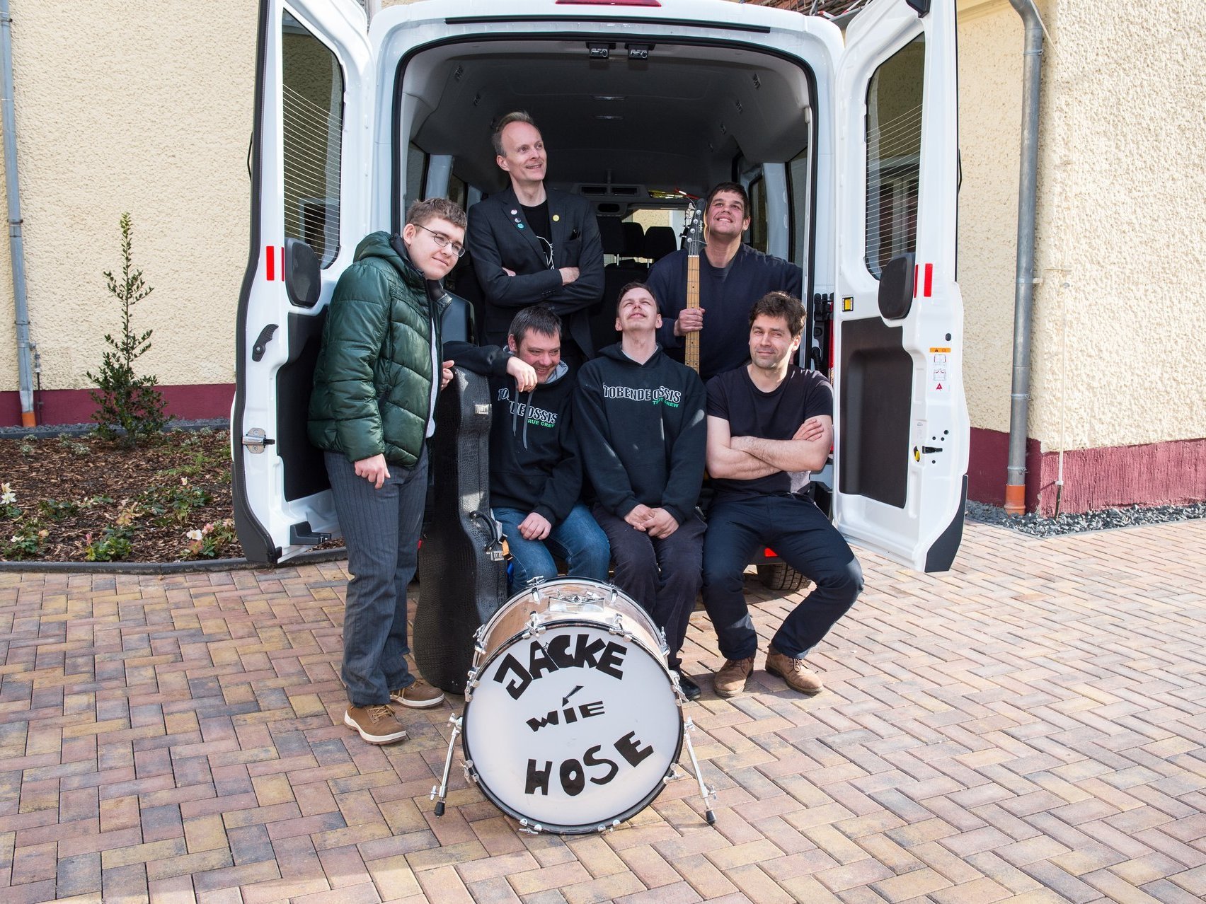 Gruppenbild mit dem "Tour-Van": Die Band "Jacke wie Hose" auf der Ladefläche