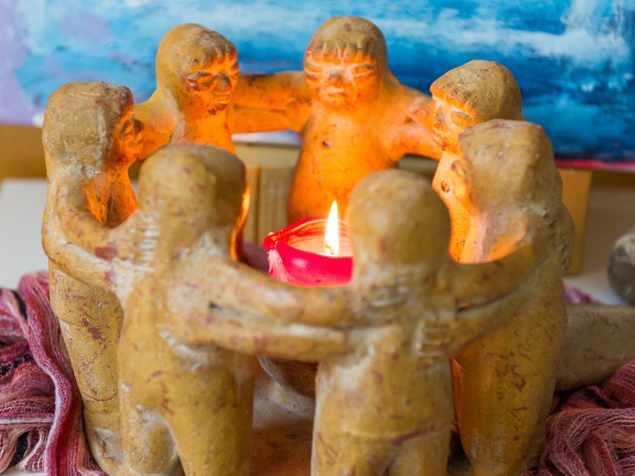 Nahaufnahme: Kerze mit Skulptur