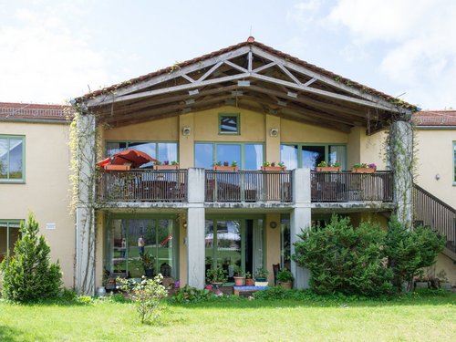 gemütlich aussehendes Haus mit Wein oder Efeu-Ranken an der Fassade