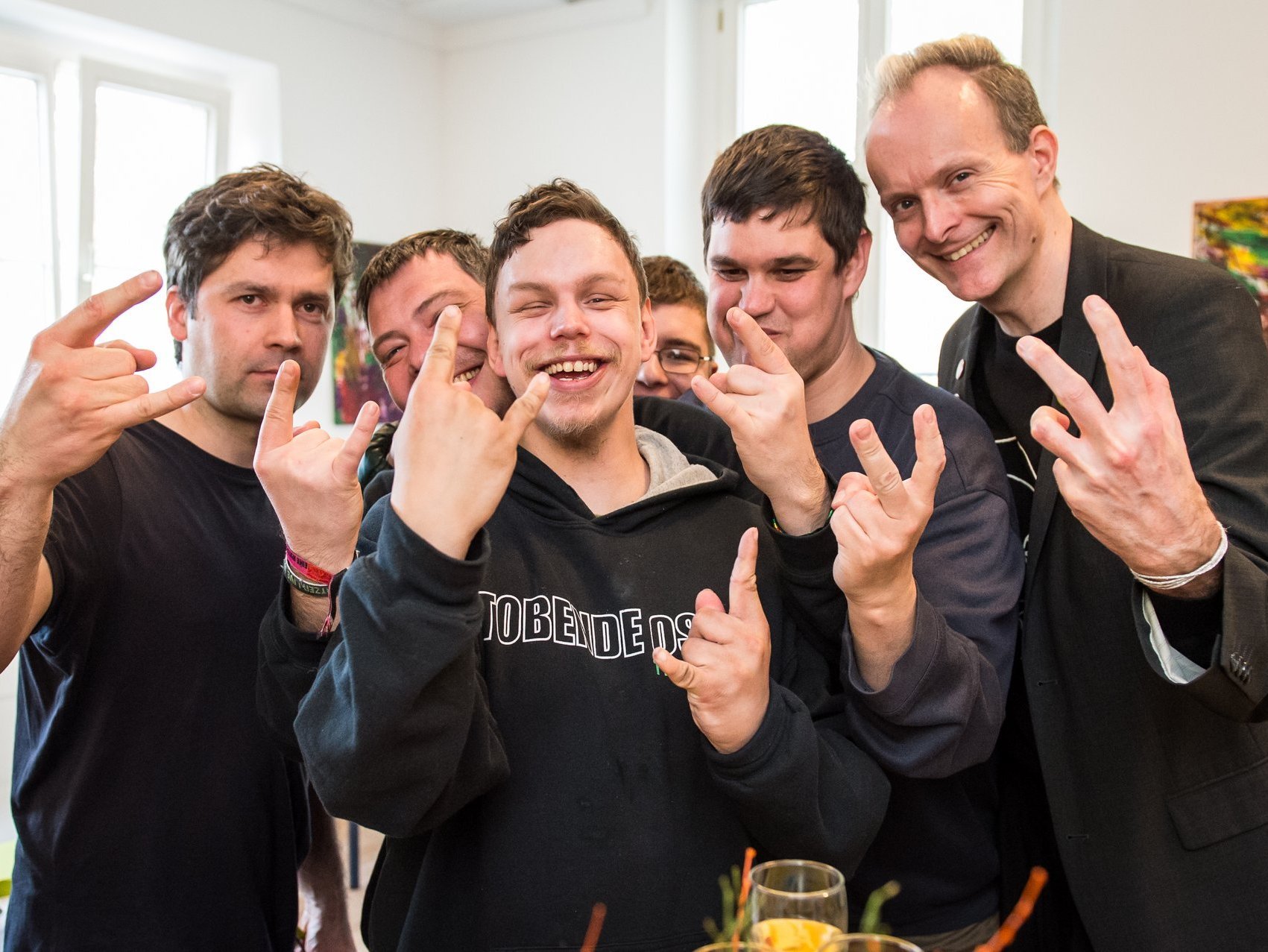 fröhliches Gruppenbild: Jugendliche und ein Betreuer "stehen zusammen"