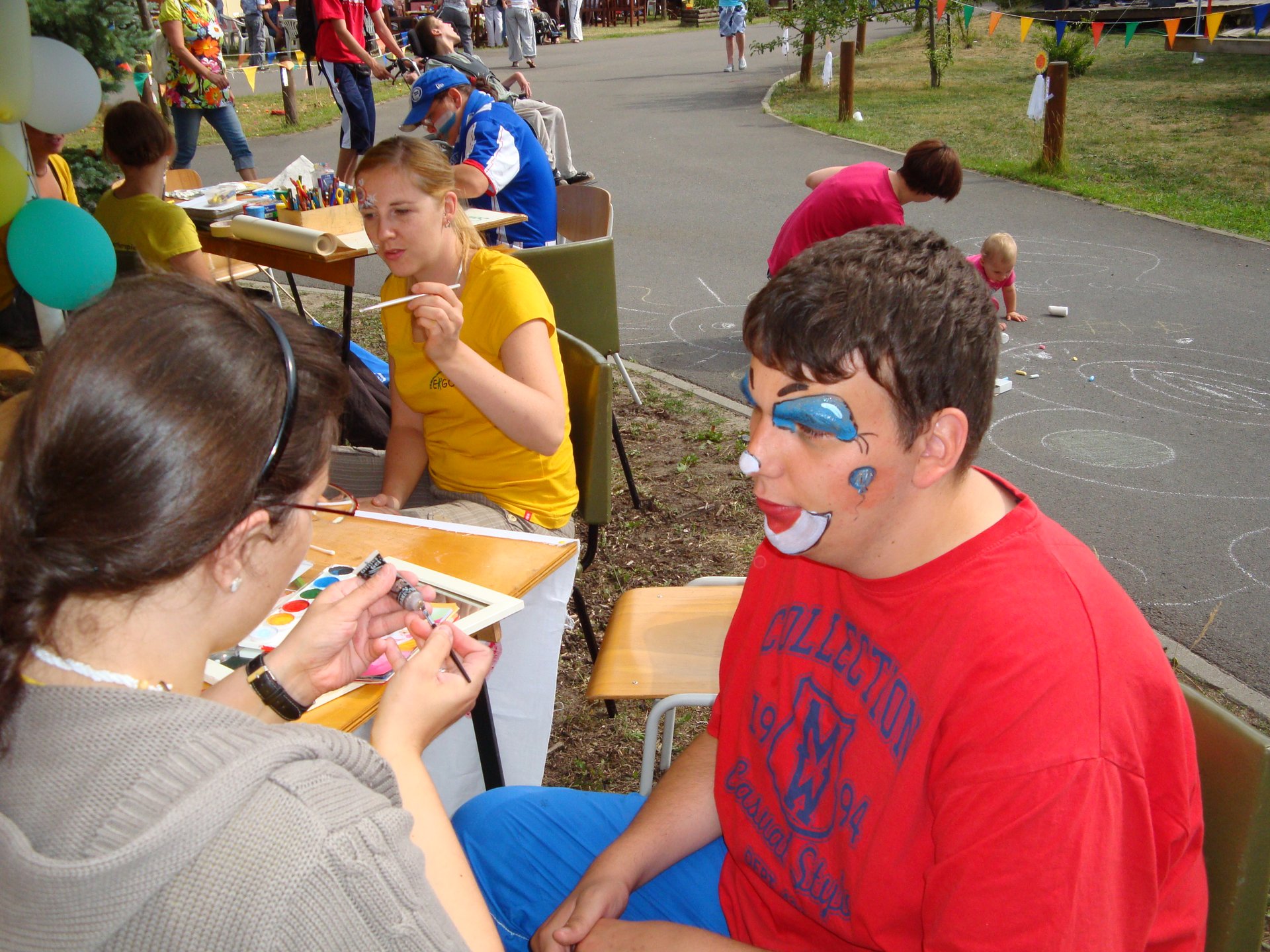 Straßenfest mit Kinderschminken